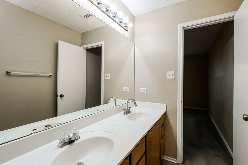 1,505/Mo, 10736 Juniper Pass San Antonio, TX 78254 Main Bathroom View 2