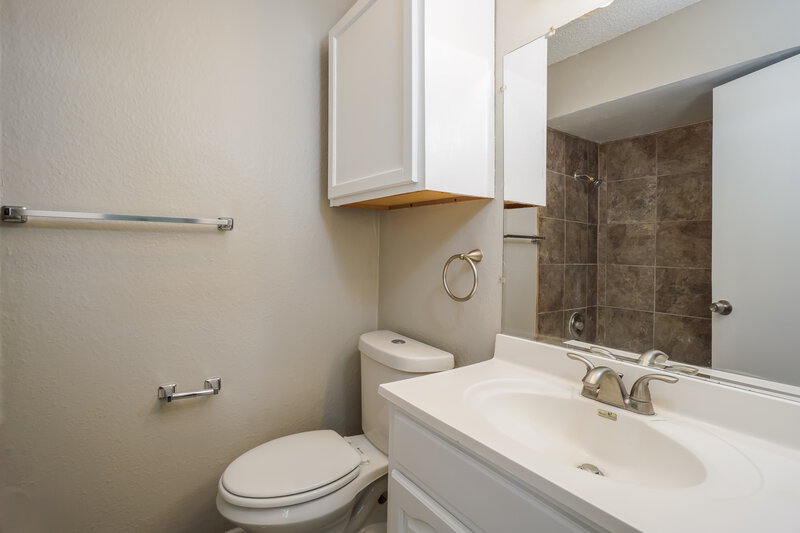 1,445/Mo, 605 Janice Dr Converse, TX 78109 Main Bathroom View