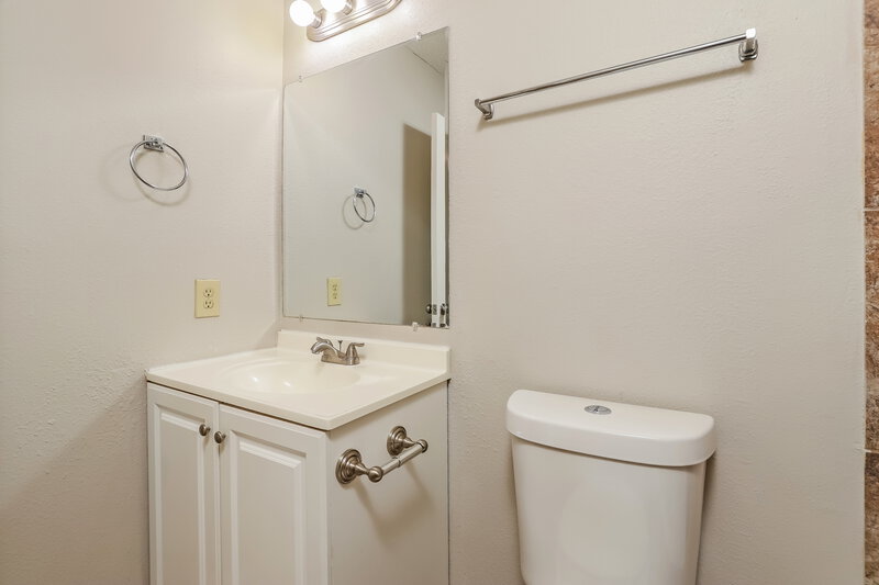 1,815/Mo, 8320 Morning Grove Dr Converse, TX 78109 Main Bathroom View