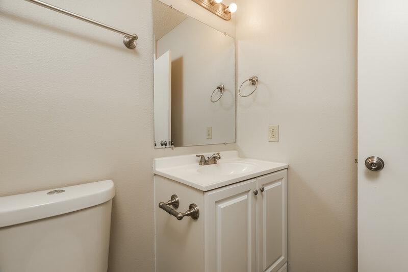 1,615/Mo, 8320 Morning Grove Dr Converse, TX 78109 Main Bathroom View