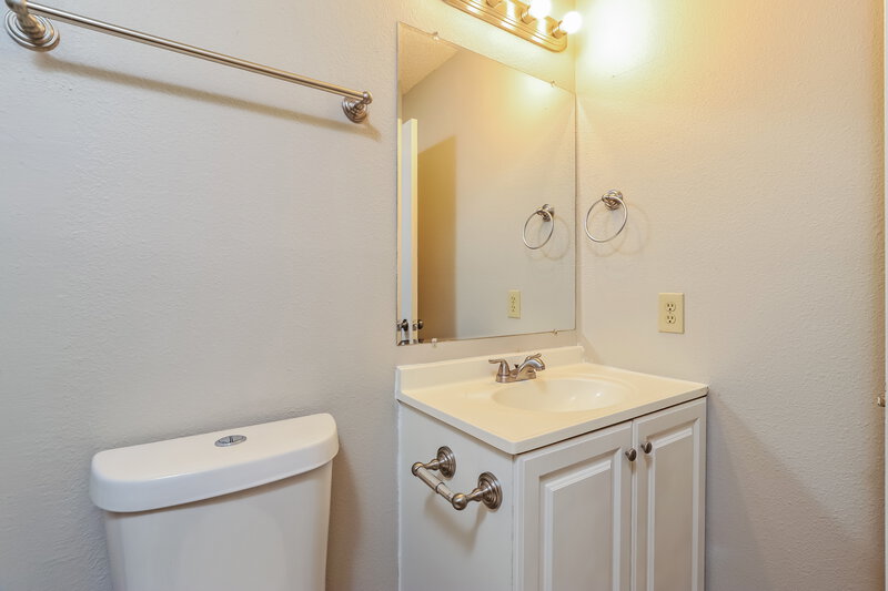 1,815/Mo, 8320 Morning Grove Dr Converse, TX 78109 Main Bathroom View 2