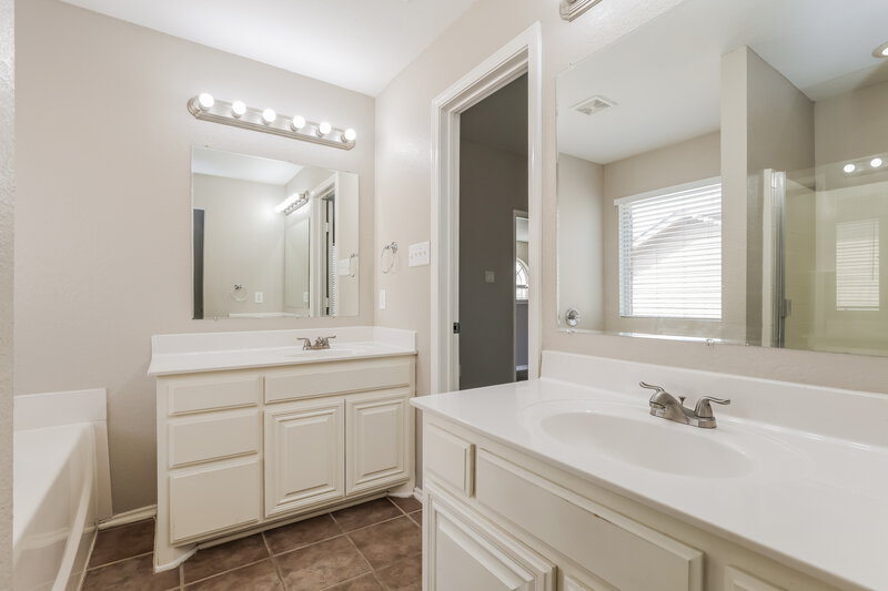 1,820/Mo, 3935 Southern Bluff San Antonio, TX 78222 Main Bathroom View
