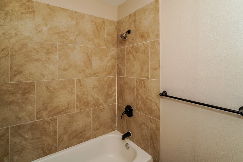 1,665/Mo, 7014 Glen Pt San Antonio, TX 78239 Main Bathroom View