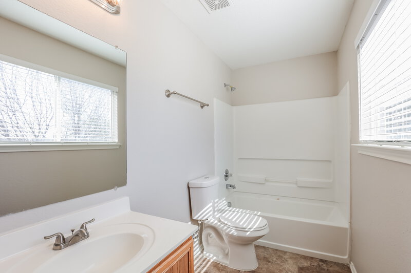 1,750/Mo, 6734 Benke Farm San Antonio, TX 78239 Main Bathroom View