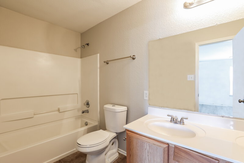 1,750/Mo, 6734 Benke Farm San Antonio, TX 78239 Bathroom View
