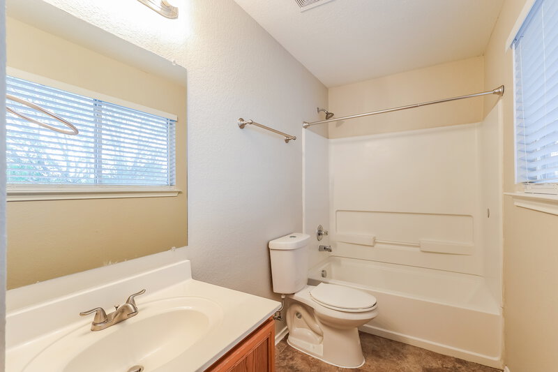 1,560/Mo, 6734 Benke Farm San Antonio, TX 78239 Bathroom View
