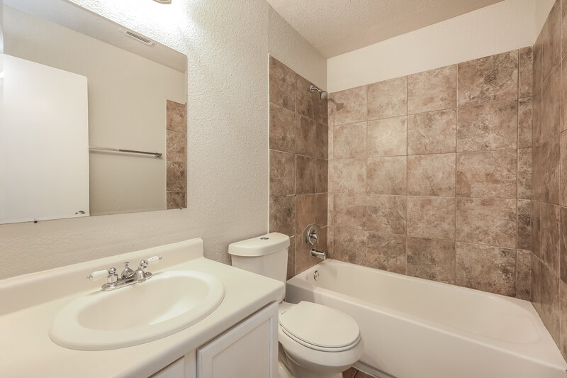 1,840/Mo, 9771 Criswell Creek San Antonio, TX 78251 Main Bathroom View
