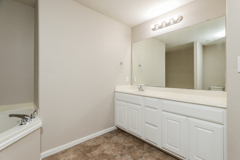 1,295/Mo, 5907 Blonde Canyon San Antonio, TX 78252 Main Bathroom View