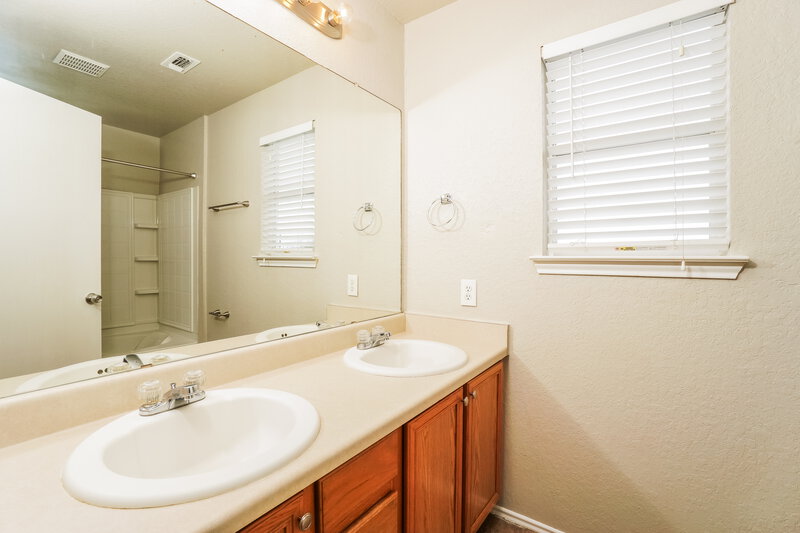 1,290/Mo, 8434 Adams Hill Dr San Antonio, TX 78227 Main Bathroom View