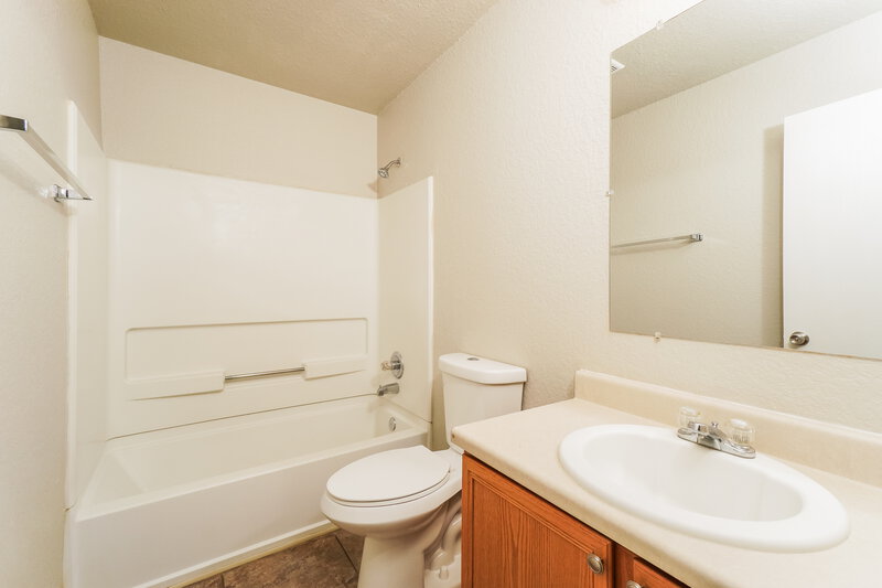 1,290/Mo, 8434 Adams Hill Dr San Antonio, TX 78227 Bathroom View