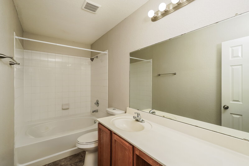 1,490/Mo, 9739 Green Mesa San Antonio, TX 78245 Main Bathroom View