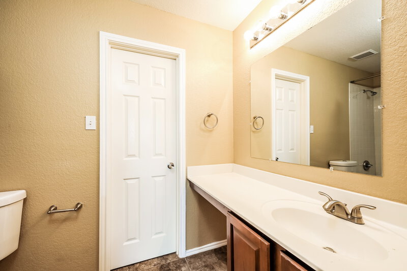 1,885/Mo, 6339 Fence Crossing San Antonio, TX 78244 Main Bathroom View