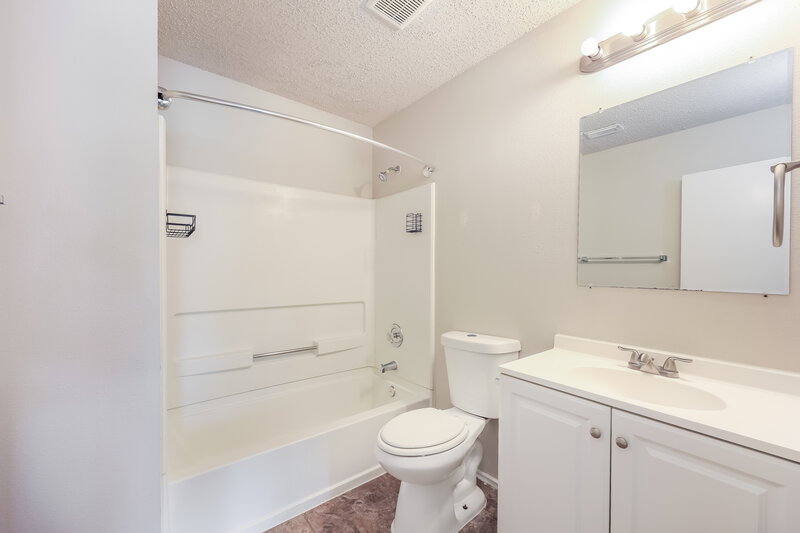 1,485/Mo, 6102 Candletree San Antonio, TX 78244 Main Bathroom View