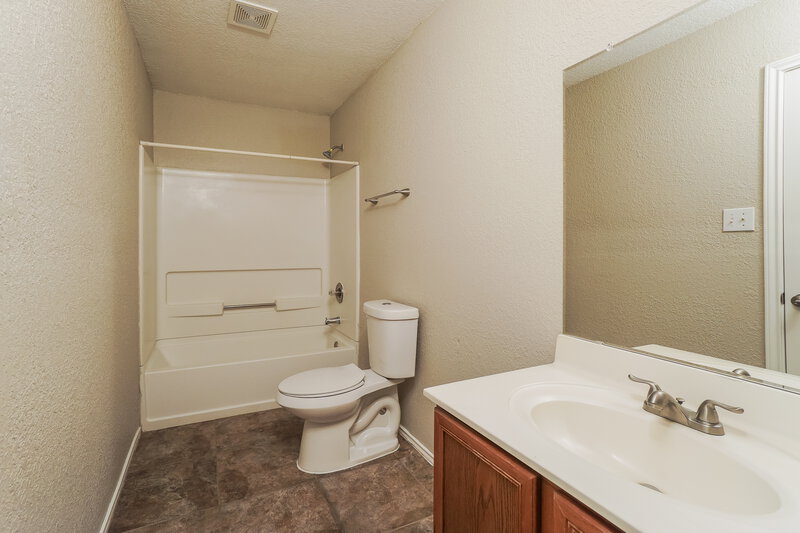 1,725/Mo, 6647 Arbor Farm San Antonio, TX 78239 Main Bathroom View