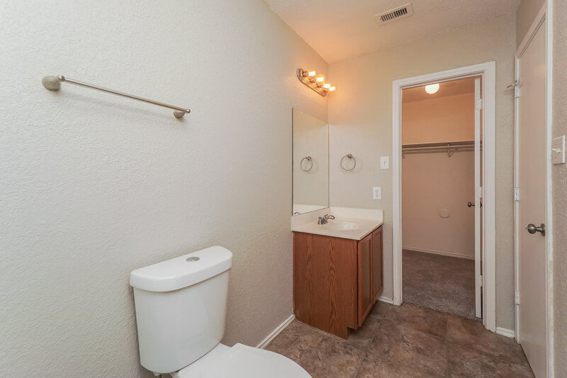 1,725/Mo, 6647 Arbor Farm San Antonio, TX 78239 Main Bathroom View 2
