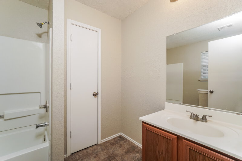 1,725/Mo, 6647 Arbor Farm San Antonio, TX 78239 Bathroom View