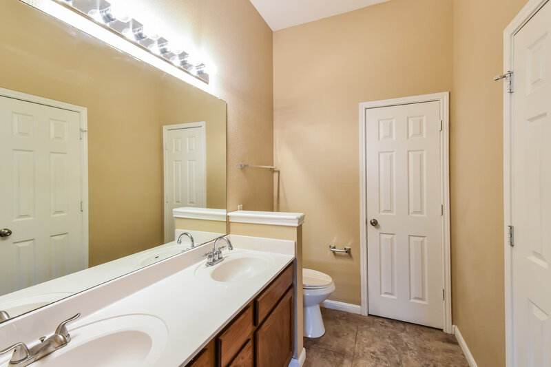 1,830/Mo, 3915 Mist Flower Dr Converse, TX 78109 Main Bathroom View