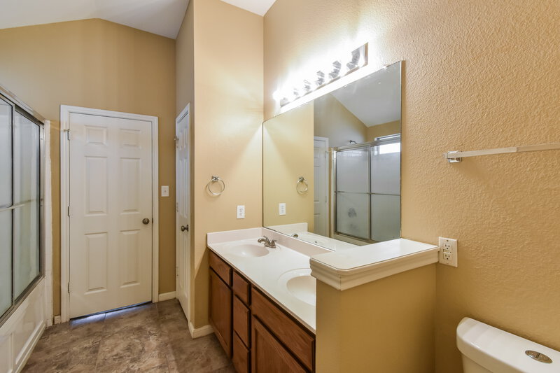 1,830/Mo, 3915 Mist Flower Dr Converse, TX 78109 Main Bathroom View 2