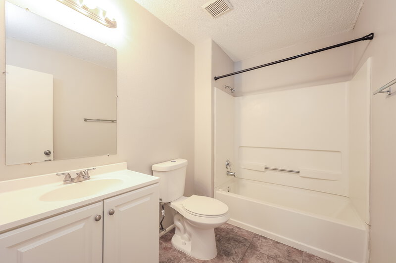 1,635/Mo, 3191 Beacon Field Dr San Antonio, TX 78245 Main Bathroom View
