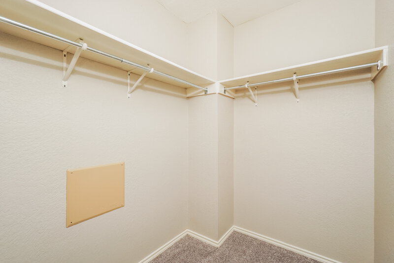 1,650/Mo, 8714 Sunview Park San Antonio, TX 78224 Walk In Closet View