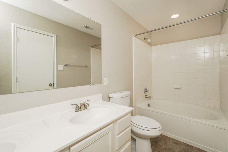 1,820/Mo, 8714 Sunview Park San Antonio, TX 78224 Main Bathroom View