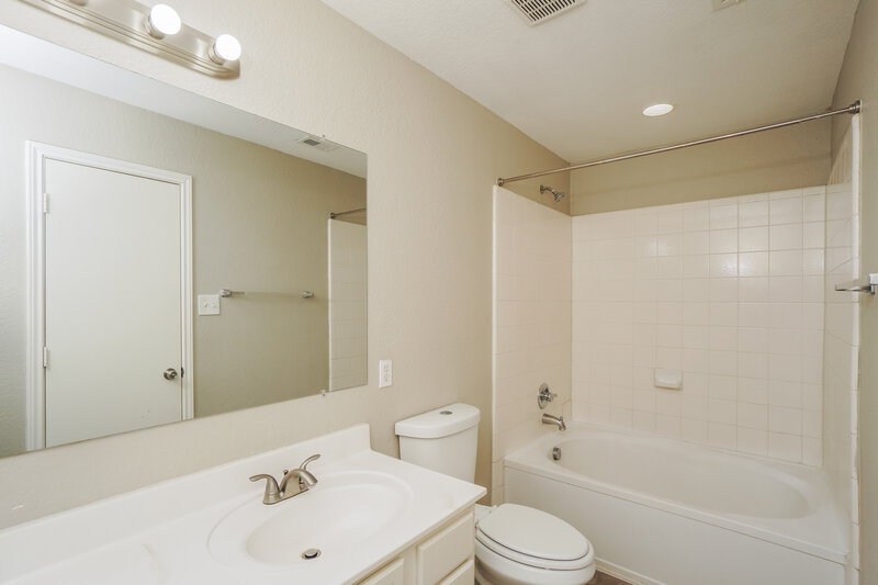 1,650/Mo, 8714 Sunview Park San Antonio, TX 78224 Main Bathroom View