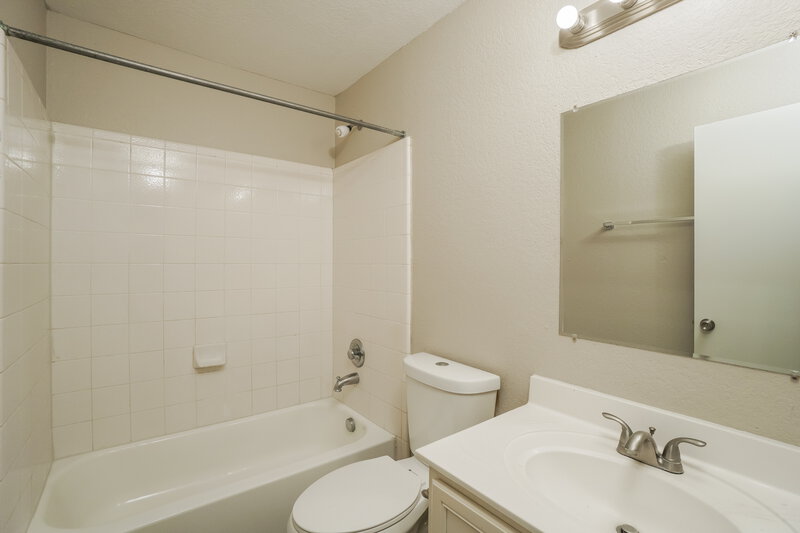 1,820/Mo, 8714 Sunview Park San Antonio, TX 78224 Bathroom View