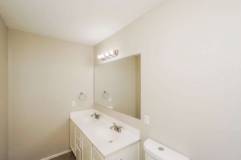 1,650/Mo, 8714 Sunview Park San Antonio, TX 78224 Main Bathroom View 2