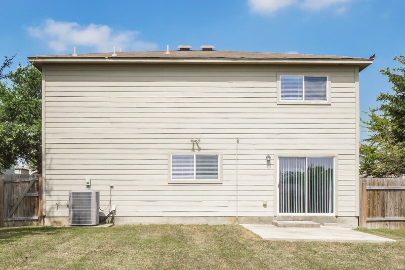 1,820/Mo, 8714 Sunview Park San Antonio, TX 78224 Rear View