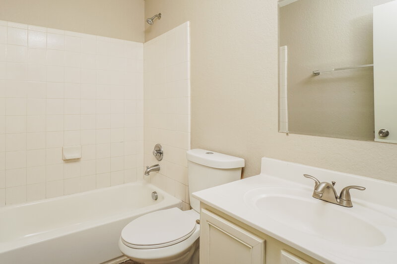 1,650/Mo, 8714 Sunview Park San Antonio, TX 78224 Bathroom View