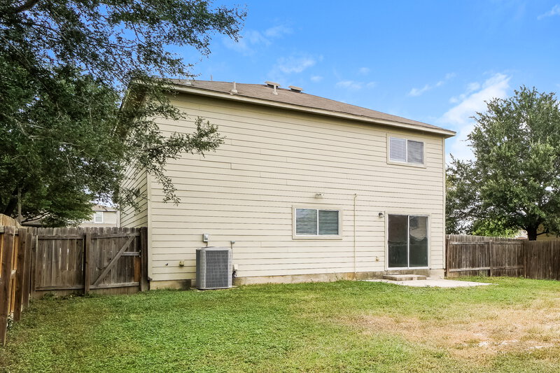1,650/Mo, 8714 Sunview Park San Antonio, TX 78224 Rear View