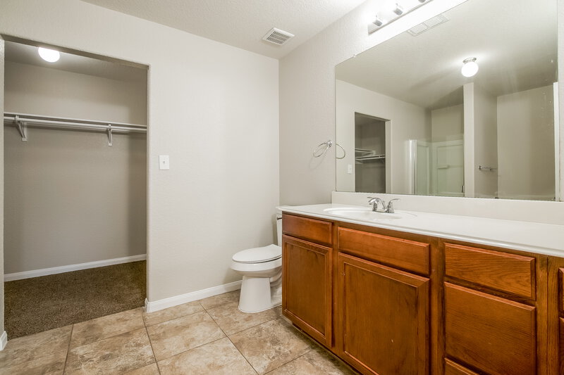 1,570/Mo, 11327 Buck Canyon San Antonio, TX 78252 Main Bathroom View
