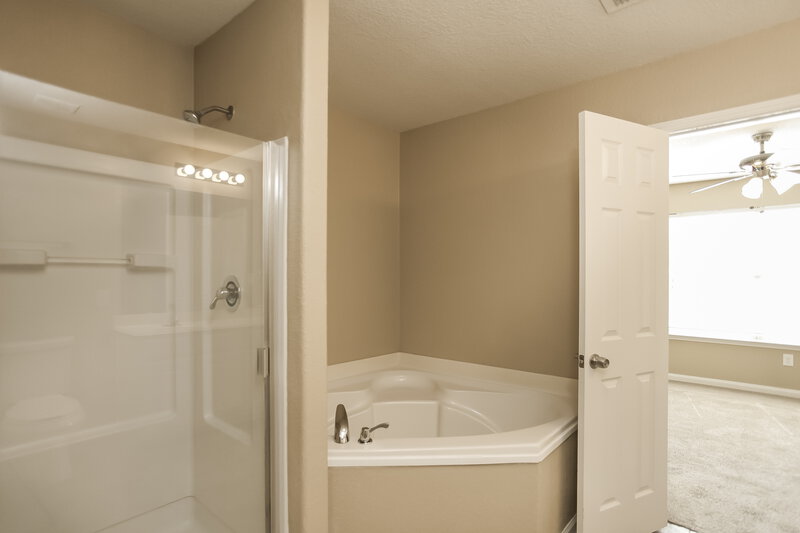 1,395/Mo, 11466 Country Canyon San Antonio, TX 78252 Main Bathroom View 2