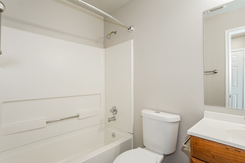 2,015/Mo, 2118 Skull Valley Dr San Antonio, TX 78245 Main Bathroom View