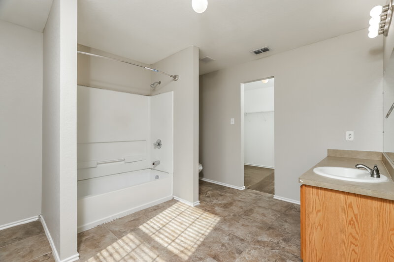 1,370/Mo, 9935 Amber Breeze San Antonio, TX 78245 Main Bathroom View