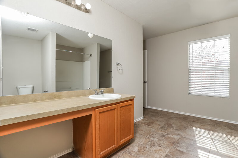 1,370/Mo, 9935 Amber Breeze San Antonio, TX 78245 Main Bathroom View 2