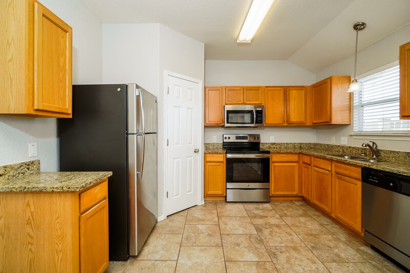 1,605/Mo, 6615 Lucky Fields Converse, TX 78109 Kitchen View