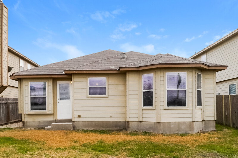 1,605/Mo, 6615 Lucky Fields Converse, TX 78109 Rear View