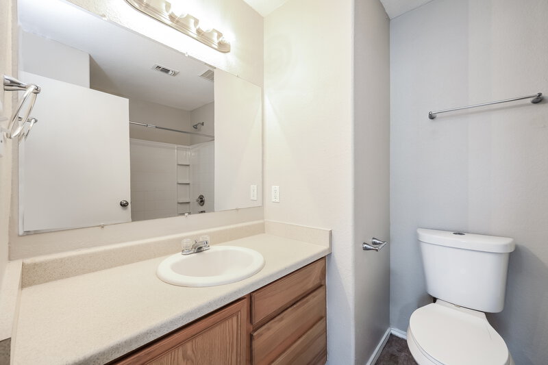 1,620/Mo, 8422 Adams Hill Dr San Antonio, TX 78227 Main Bathroom View