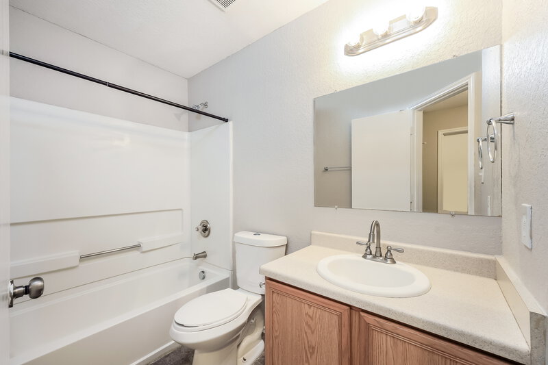 1,620/Mo, 8422 Adams Hill Dr San Antonio, TX 78227 Bathroom View
