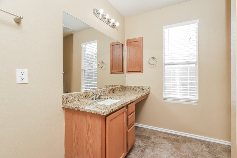 1,480/Mo, 9726 Amber Ledge San Antonio, TX 78245 Main Bathroom View