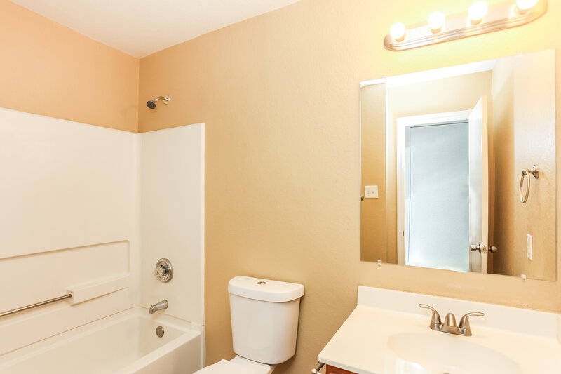 1,680/Mo, 8935 Gathering Pass Converse, TX 78109 Bathroom View