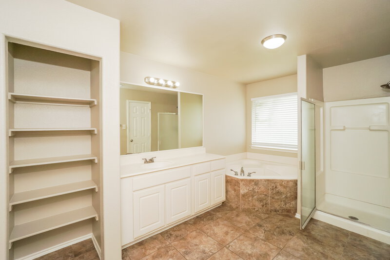 0/Mo, 5523 Red Canyon San Antonio, TX 78252 Main Bathroom View