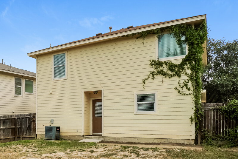 0/Mo, 5523 Red Canyon San Antonio, TX 78252 Rear View