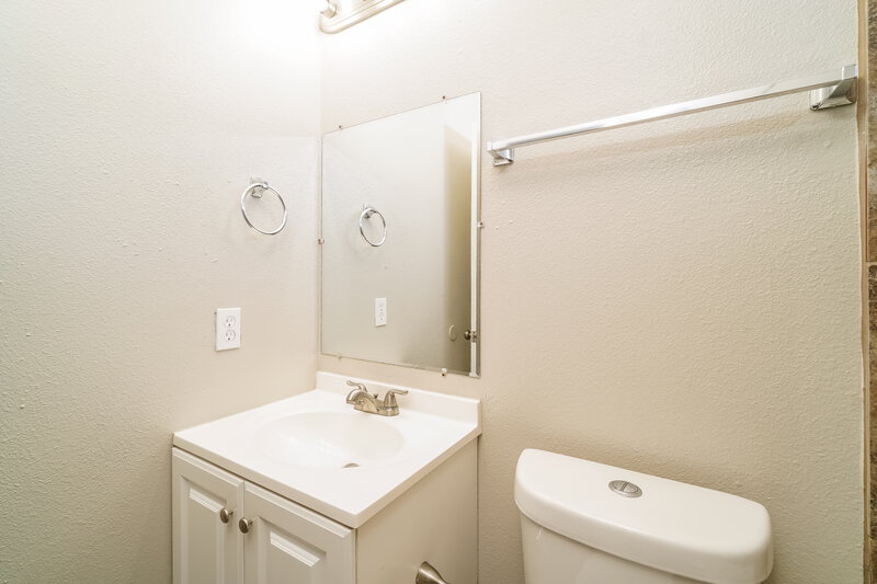 1,620/Mo, 8411 Trumpet Circle Converse, TX 78109 Main Bathroom View