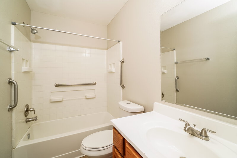 1,620/Mo, 8411 Trumpet Circle Converse, TX 78109 Bathroom View
