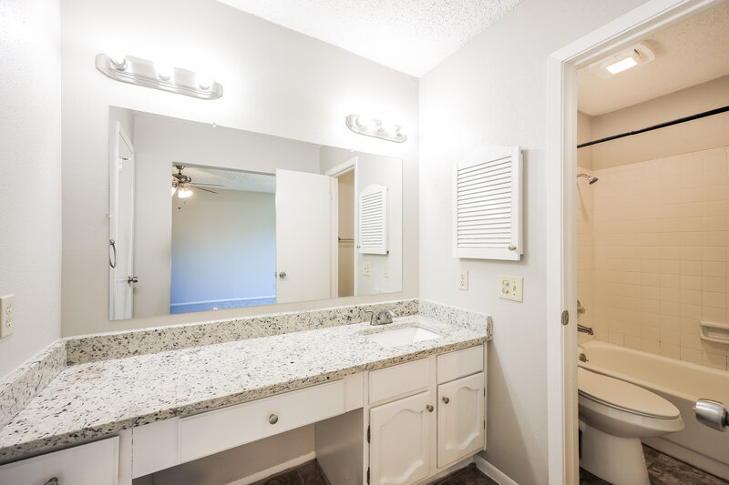 1,510/Mo, 7601 Tarrasa Dr San Antonio, TX 78239 Main Bathroom View