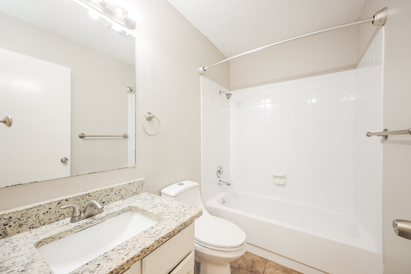 1,510/Mo, 7601 Tarrasa Dr San Antonio, TX 78239 Bathroom View