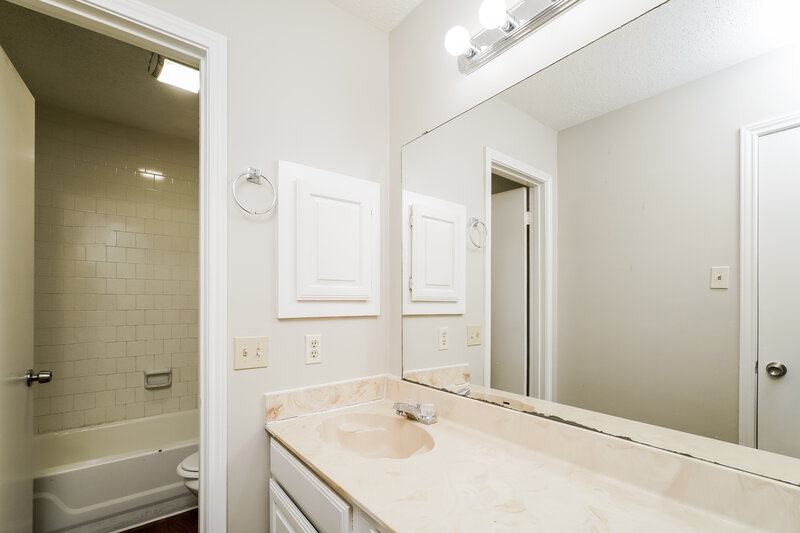 1,895/Mo, 14910 Eagle Run San Antonio, TX 78233 Main Bathroom View