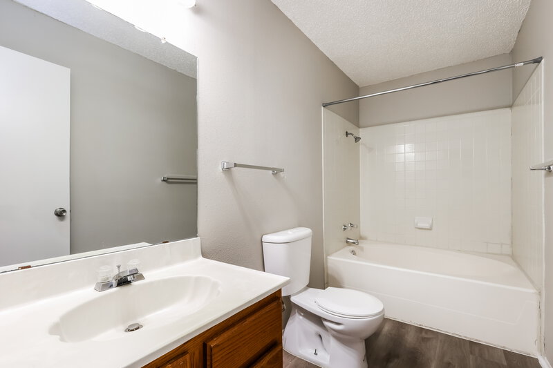 1,495/Mo, 8409 Forest Ridge Dr San Antonio, TX 78239 Main Bathroom View